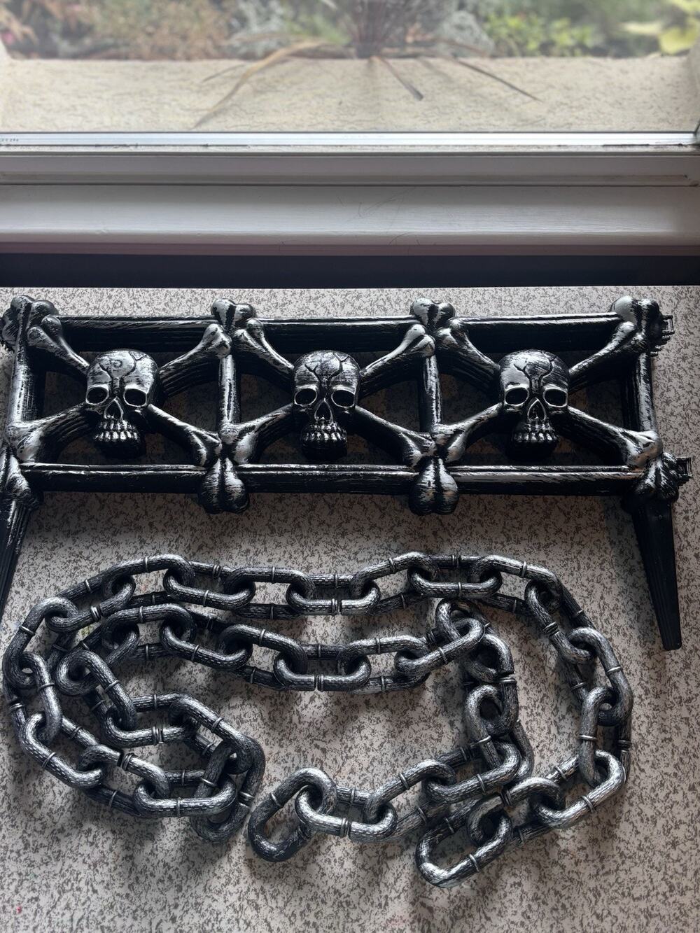 Halloween Creepy Graveyard Skull Set Of 5 Silver Black Fence Panels & 6ft Chain